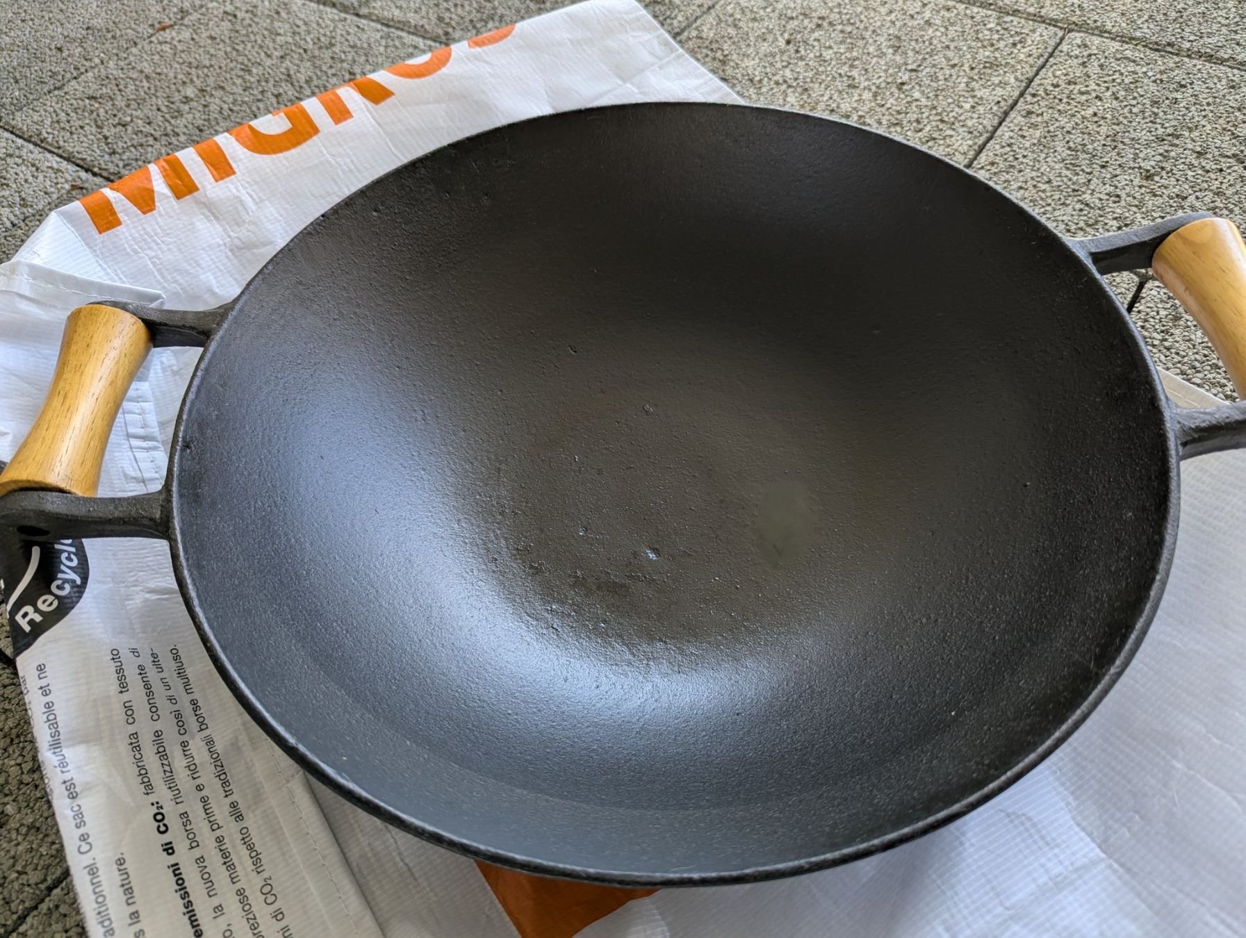 Padelle: Wok aus Gusseisen mit Deckel - Eingebrannt – Usato da Balsthal venduto da dr.monkey 1