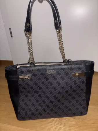 Handtasche Guess schwarz mit Kettenriemen gebraucht
