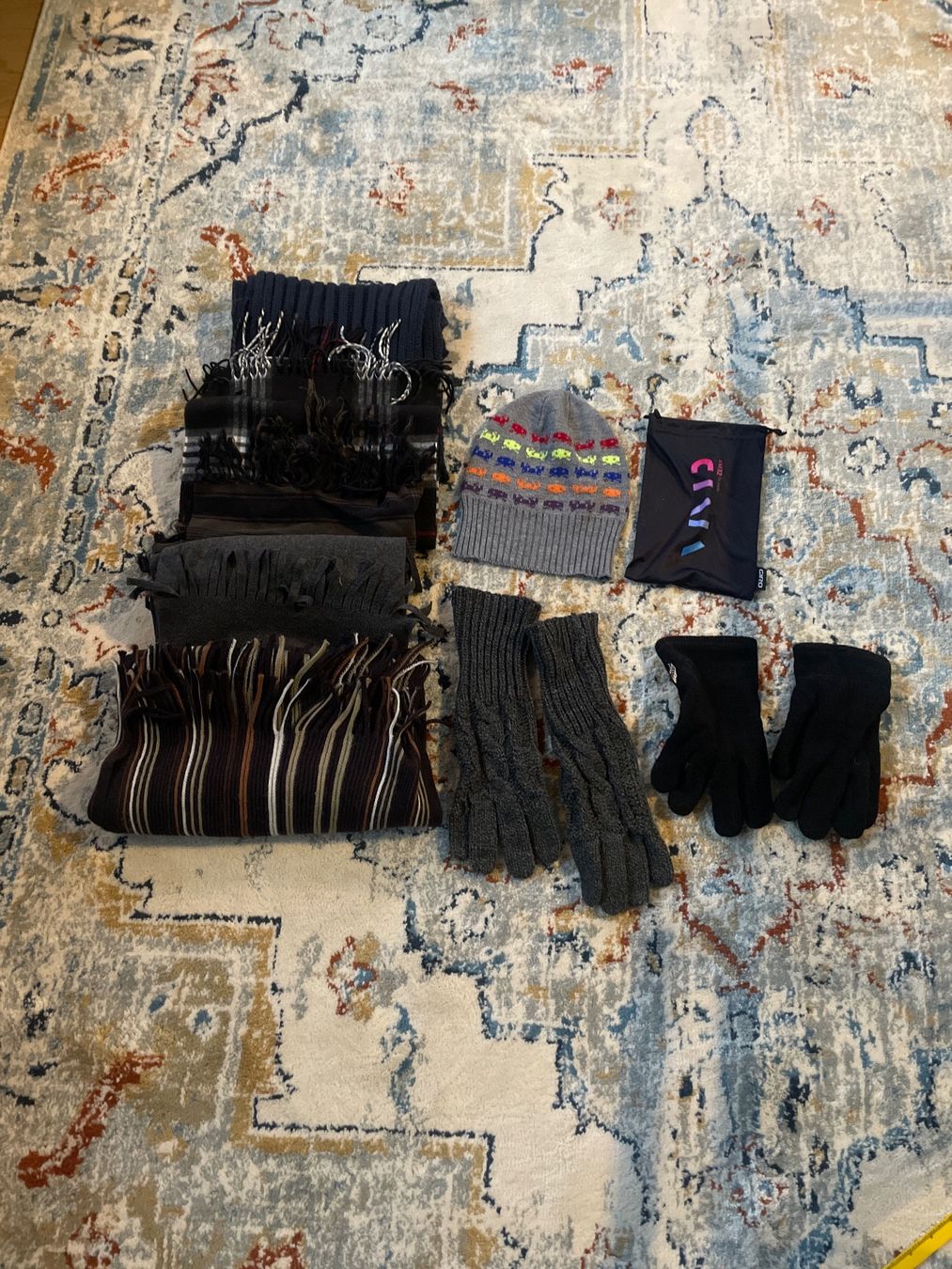 Lotti di vestiti: Winter Accessoires Set - Schals, Mütze, Handschuhe, Top! – Usato da Sargans venduto da Didis