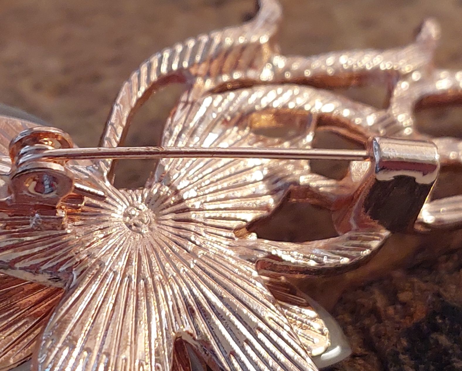 Spille & Fermagli: Hübsche Brosche Orchidee / Blume mit Strass rosegold-farbig – Nuovo (secondo la descrizione) da Oberwil BL venduto da Hunajakakku 6