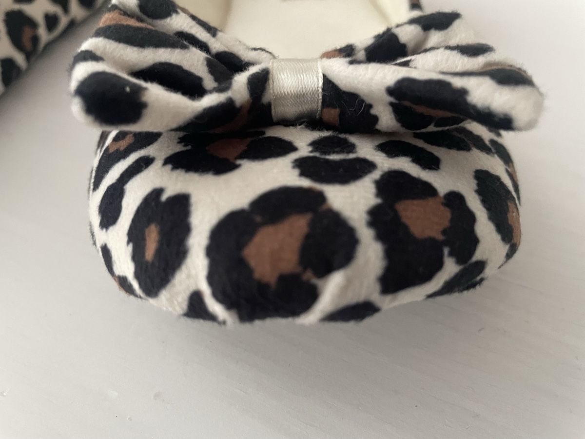 Scarpe per ragazze: Hausschuhe Leopard Grösse 36 neu – Nuovo (secondo la descrizione) da Winterthur venduto da why_2xk2