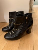 Bottines Chanel cuir noir et chaînes dorées