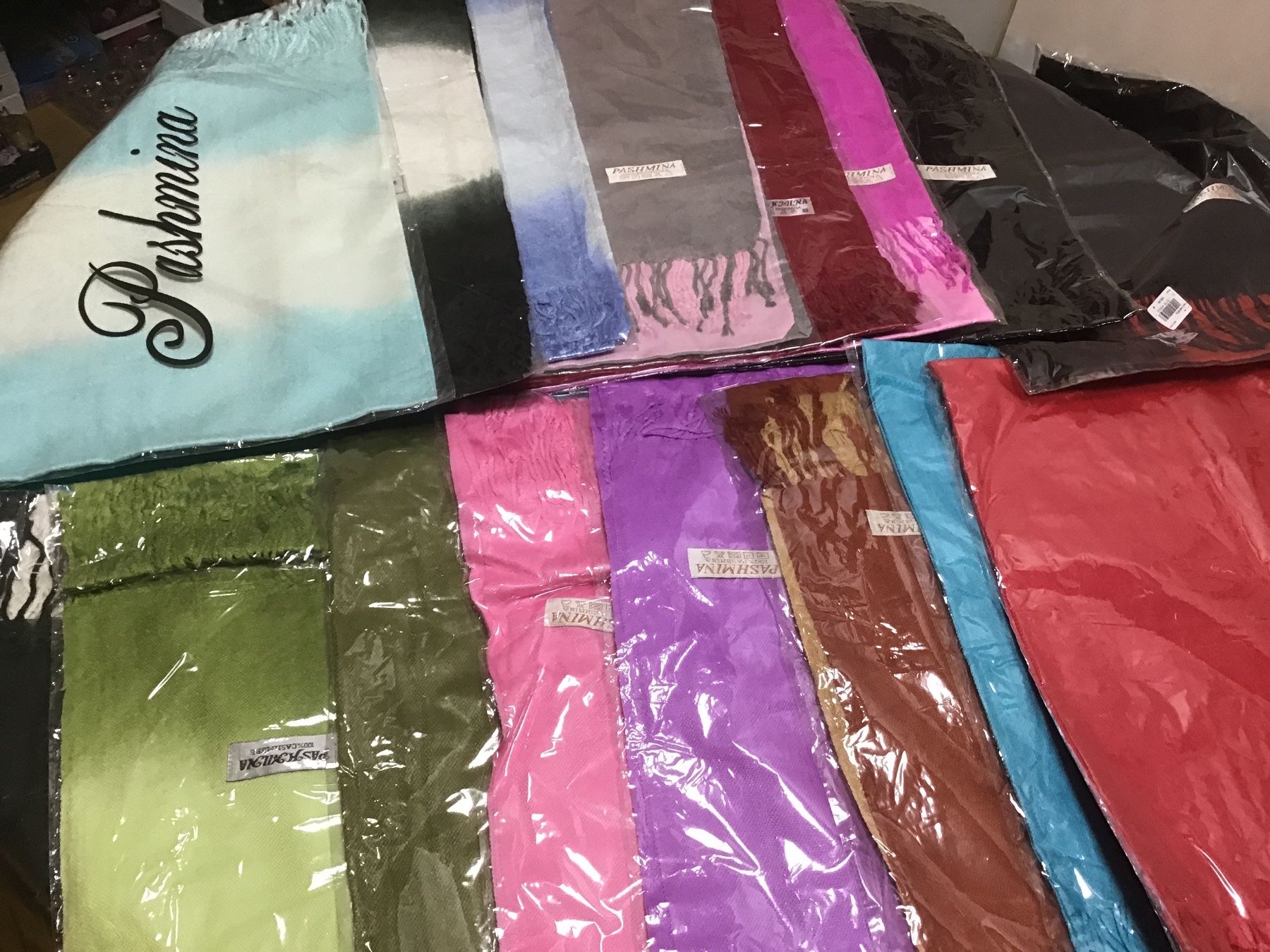Foulards & écharpes: Lot de 16 écharpes pashmina en liquidation – Neuf avec emballage d'origine à Lausanne par topthai