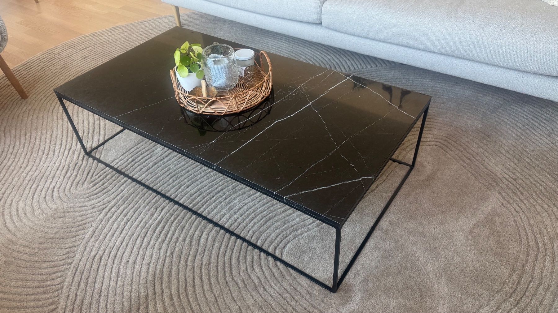 Tavoli: Marble rectangle/ Couchtisch aus schwarzem Marmor und Metall – Usato da Zürich venduto da Kaffimagi 2