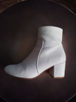 Weisses Stiefeletten mit kleinem Absatz