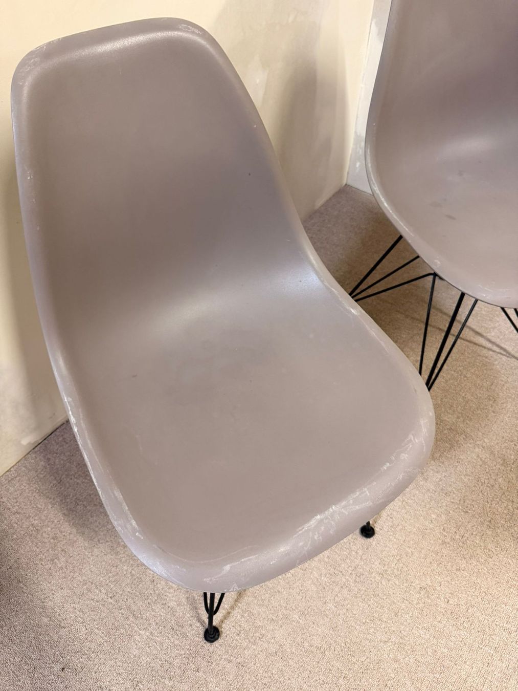 Stühle: Design Schalenstuhl grau ähnlich wie Vitra Eames – Gebraucht aus Rickenbach ZH von Der-Insider 8