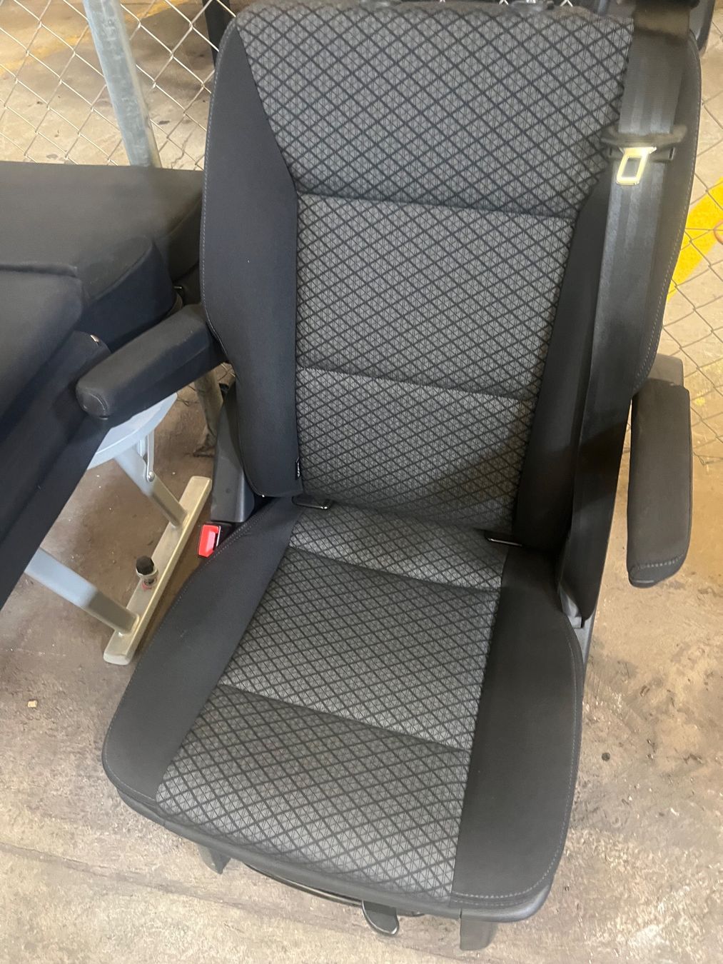 VW Autres accessoires p. véhicule: VW T6 drehbarer Einzel-Zusatzsitz – D'occasion à Ostermundigen par CelineF. 1