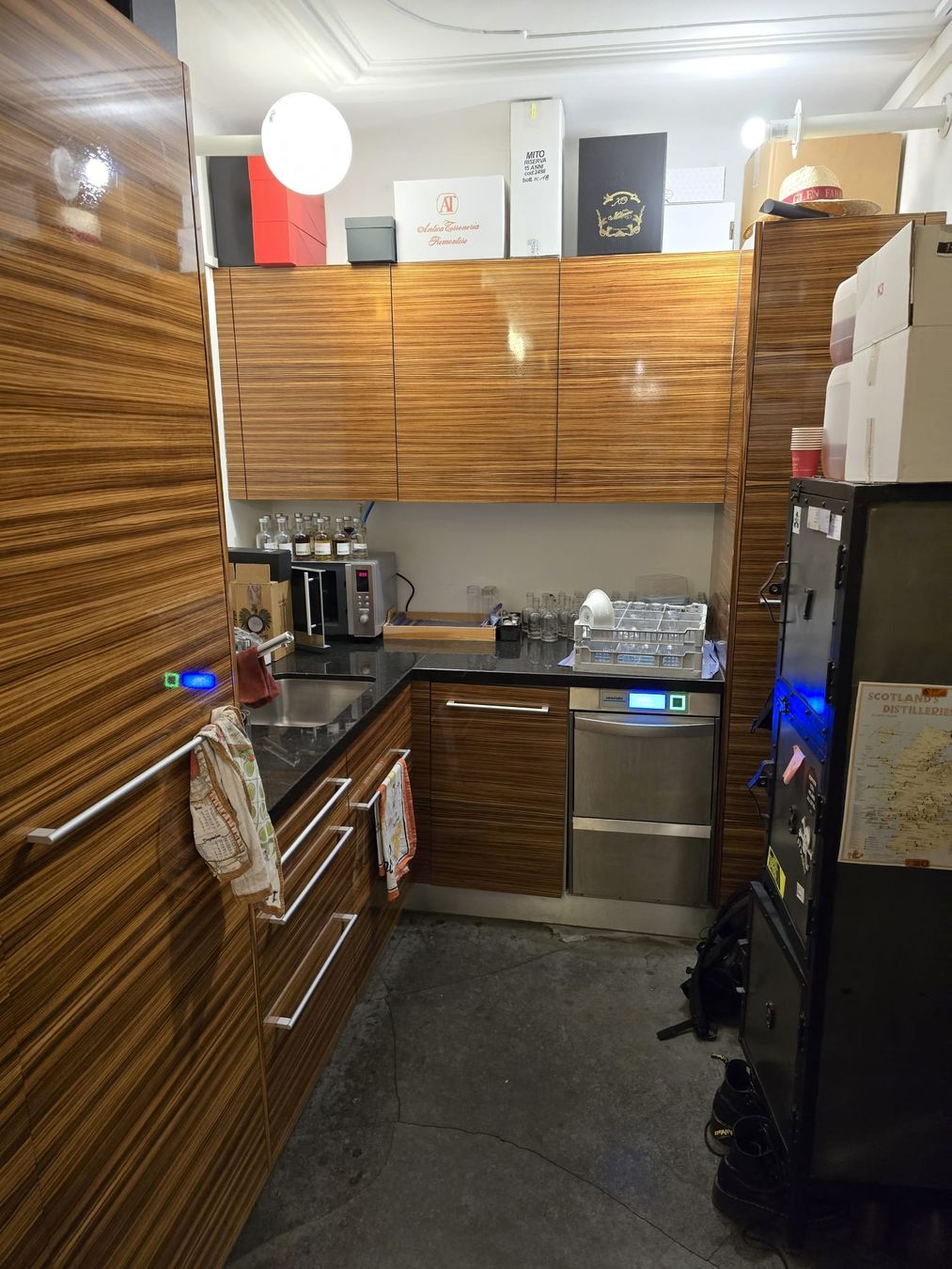 Cucine complete: Gebrauchte Granit Küchen mit Spüle schubiger – Usato da Oberegg venduto da danni-1985
