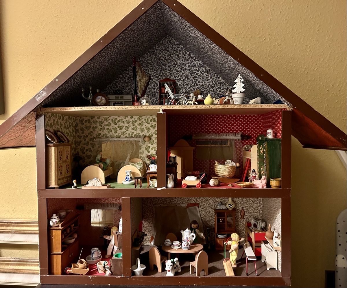 Case e mobili per bambole: Ancienne maison de poupée avec meubles et poupées – Usato da Petit-Lancy venduto da Pierre_le_voyageur