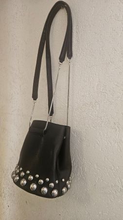 Borsa a secchiello nera con borchie Topshop