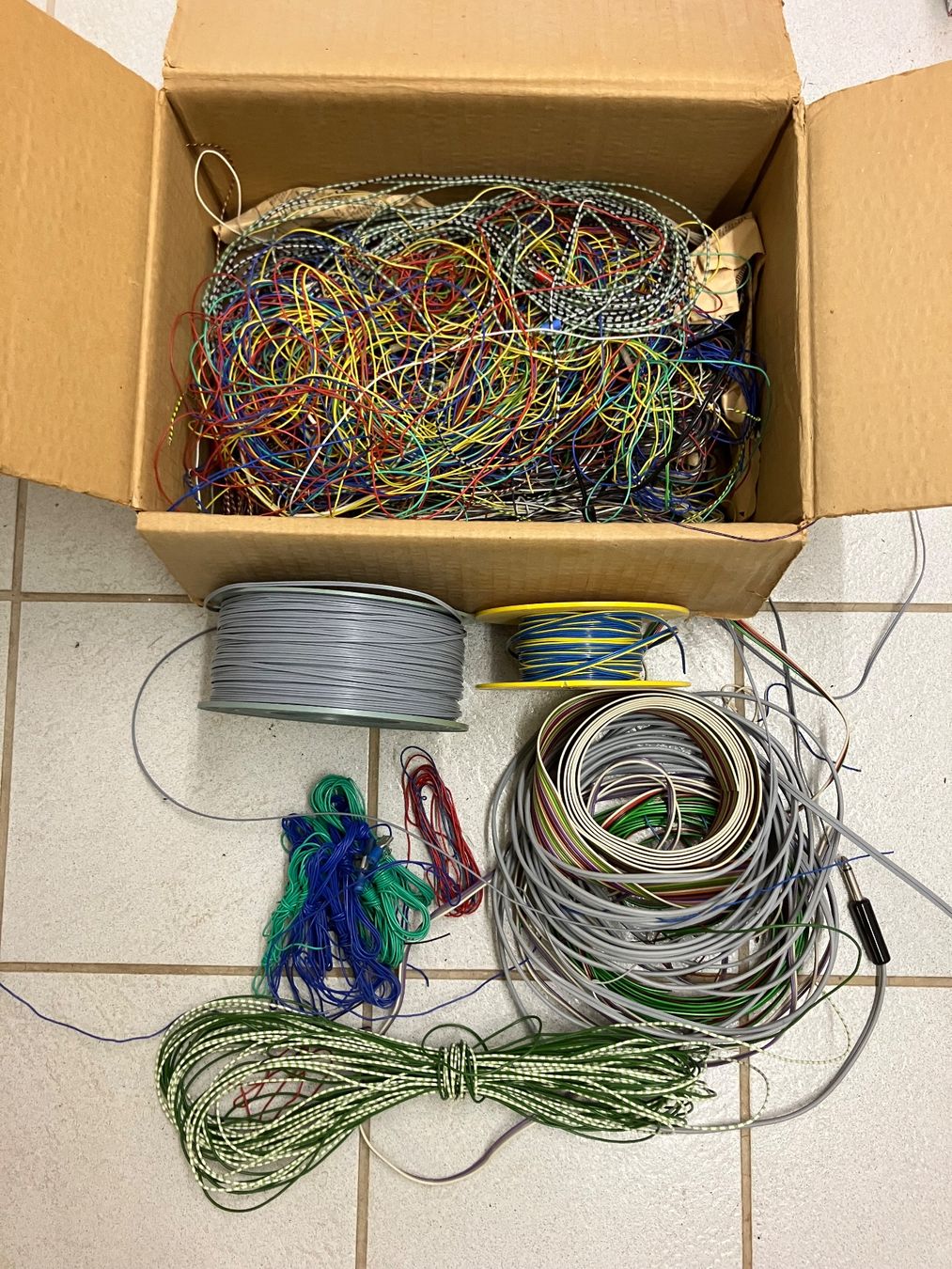 Modelleisenbahnen: Konvolut Modellbahn Drähte/ Kabel / Litzen – Gebraucht aus Schlieren von mvm01