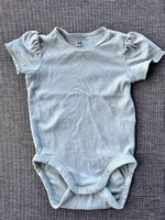 H&M Babybody grün mit kleinen Rüschchen, Gr 68