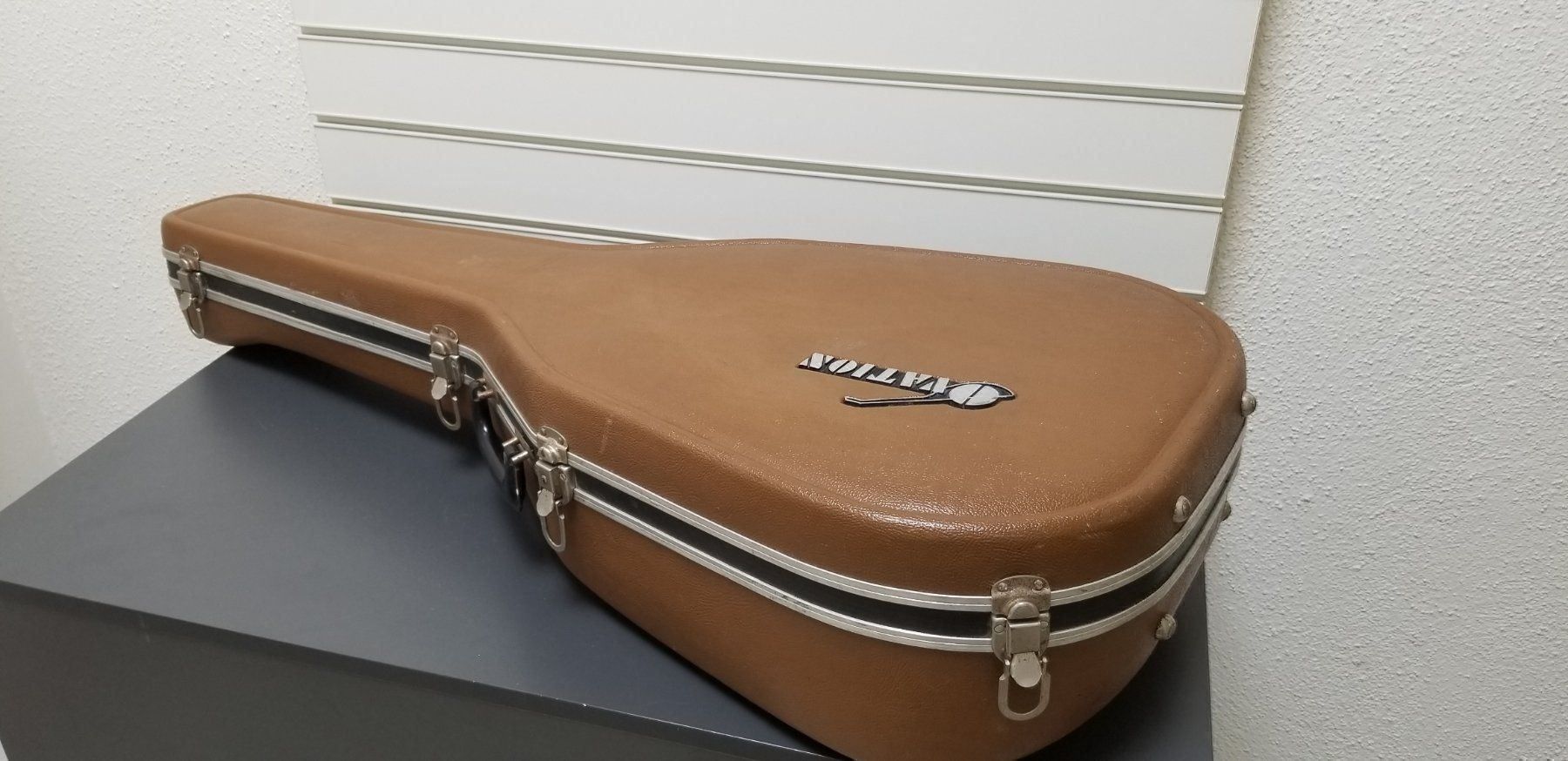Ovation Strumenti musicali: koffer für ovation gitarre – Usato da Glattbrugg venduto da Swissmusik