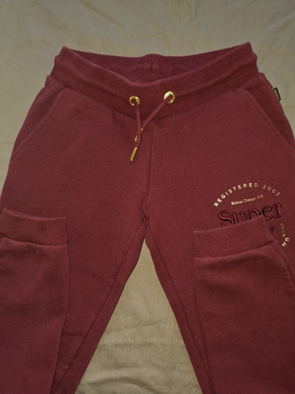 Superdry Pantaloni: Superdry Pantalon Jogging Bordeaux M – Nuovo (secondo la descrizione) da Le Locle venduto da QualiteExpress 1