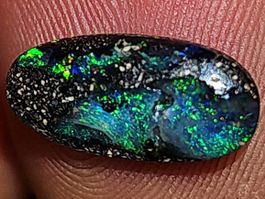 Leuchtstarker natürlicher Boulderopal aus Australien