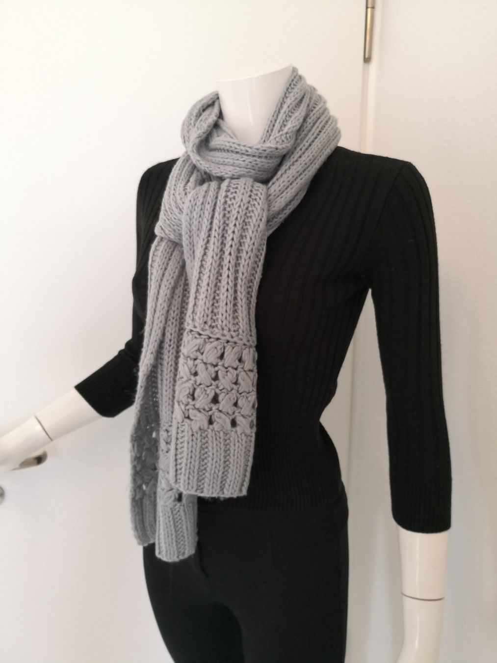 Foulard & Sciarpe: 🤩STRICK-SCHAL HELLGRAU MIT MUSTER – Usato da Olten venduto da Naja-Twins-Twins 4