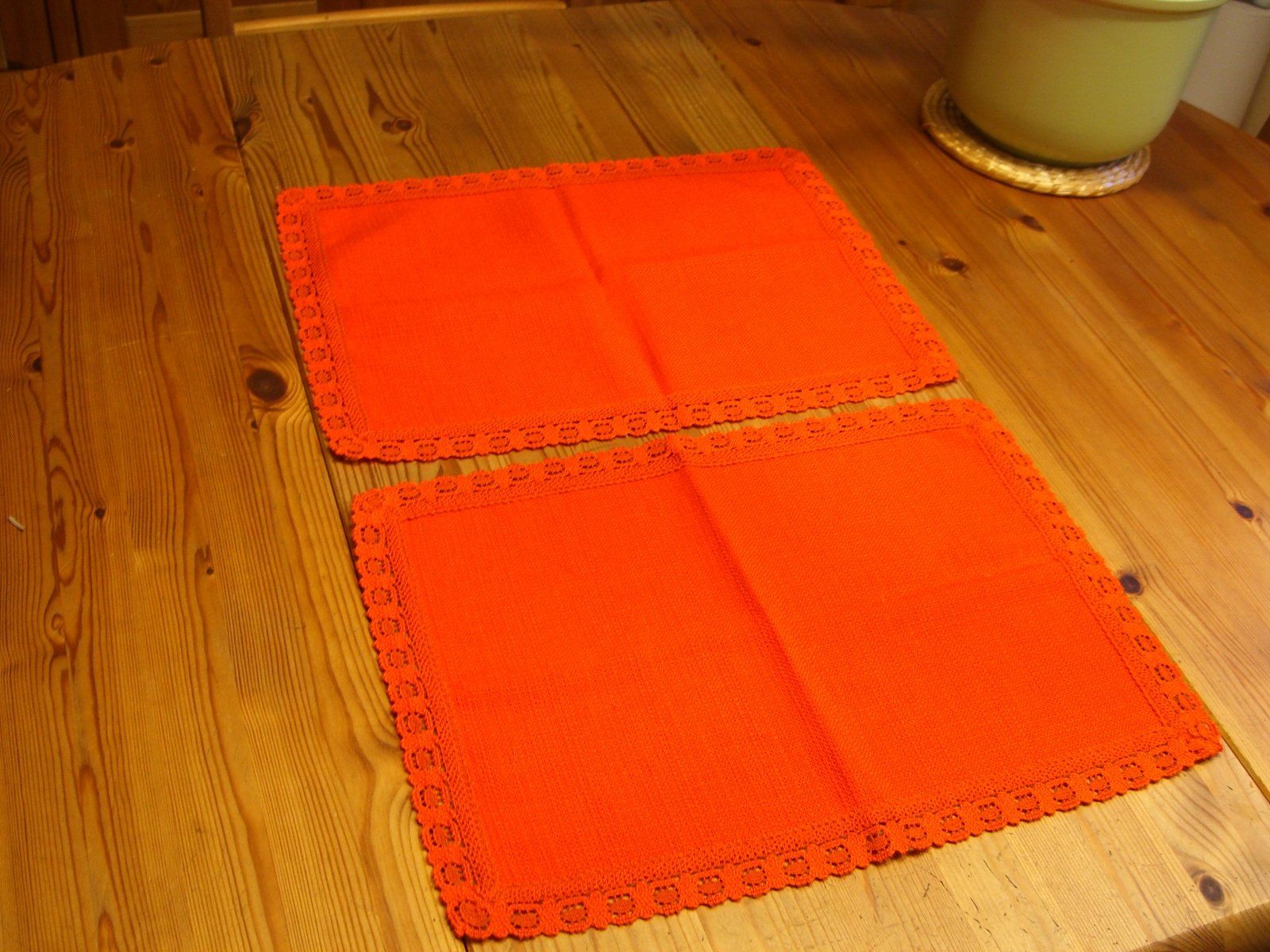 Tutte le decorazioni: 2er Set hübsche Tisch Sets, rot mit Spitzen eingefasst, neu – Nuovo (secondo la descrizione) da Winterthur venduto da Ghandi5 1