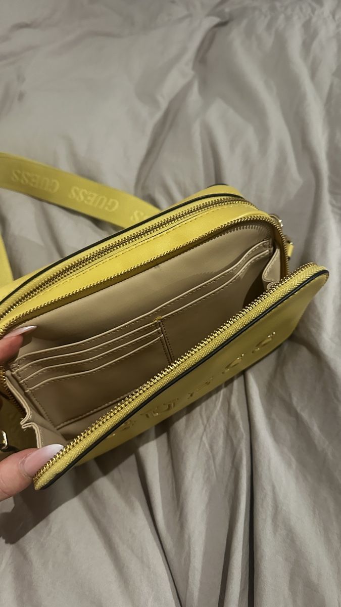Guess Sacs femmes: Umhängetasche GUESS Gelb  – Neuf (Voir description) à Menzingen par Endina.S 2