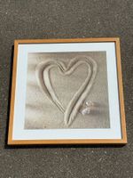 Sommerliches Bild mit Herz im Sand, Holzrahmen