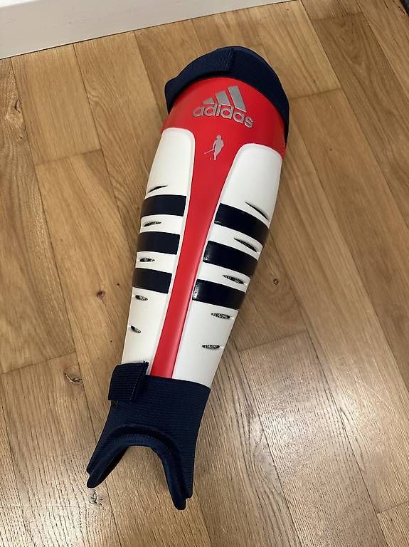 Protezioni & Imbottiture: Schienbein Schoner Adidas Large – Usato da Zürich venduto da Lisa-
