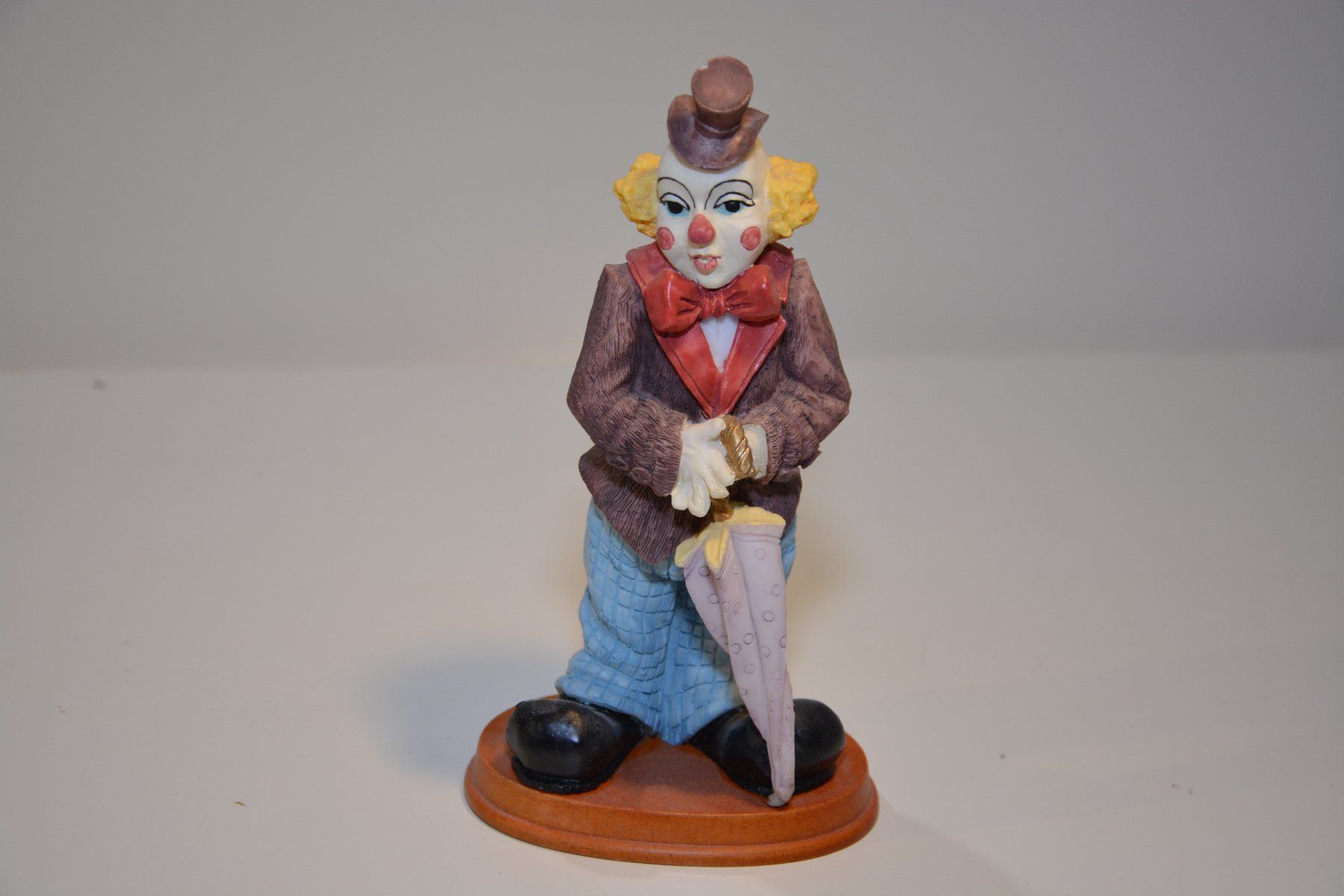 Statuette: CLOWN STEHEND MIT REGENSCHIRM – Usato da Bassersdorf venduto da antikvintage