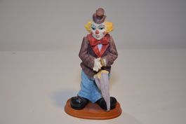 CLOWN STEHEND MIT REGENSCHIRM