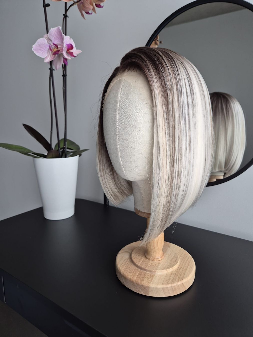 Parrucche: Neue Kunsthaar Perücke. New wig – Nuovo e nell'imballaggio originale da Zürich venduto da pla_tm9w 4