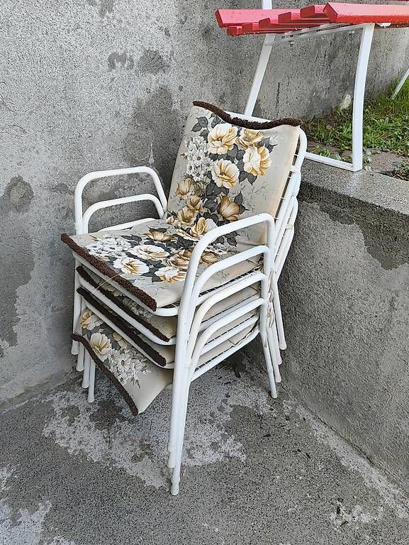 Set di tavolo e panche: alte Gartenmöbel aus Kunststoff – Usato da Günsberg venduto da Mikuro 2
