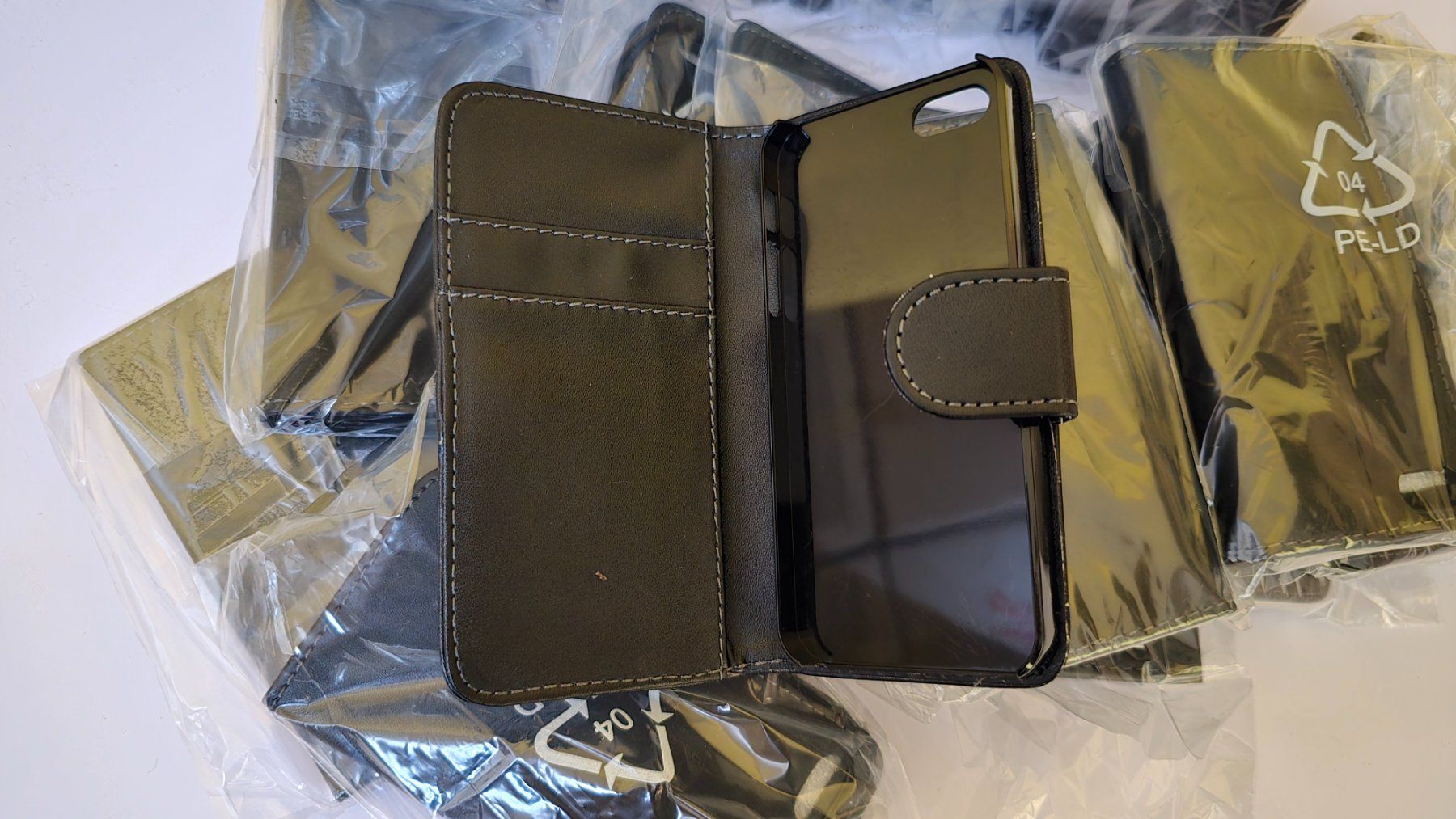 Coques & Protection écran: RESTPOSTEN 30 x iPhone Wallet Case mit Kartenfächer – D'occasion à Thalwil par VitaMini