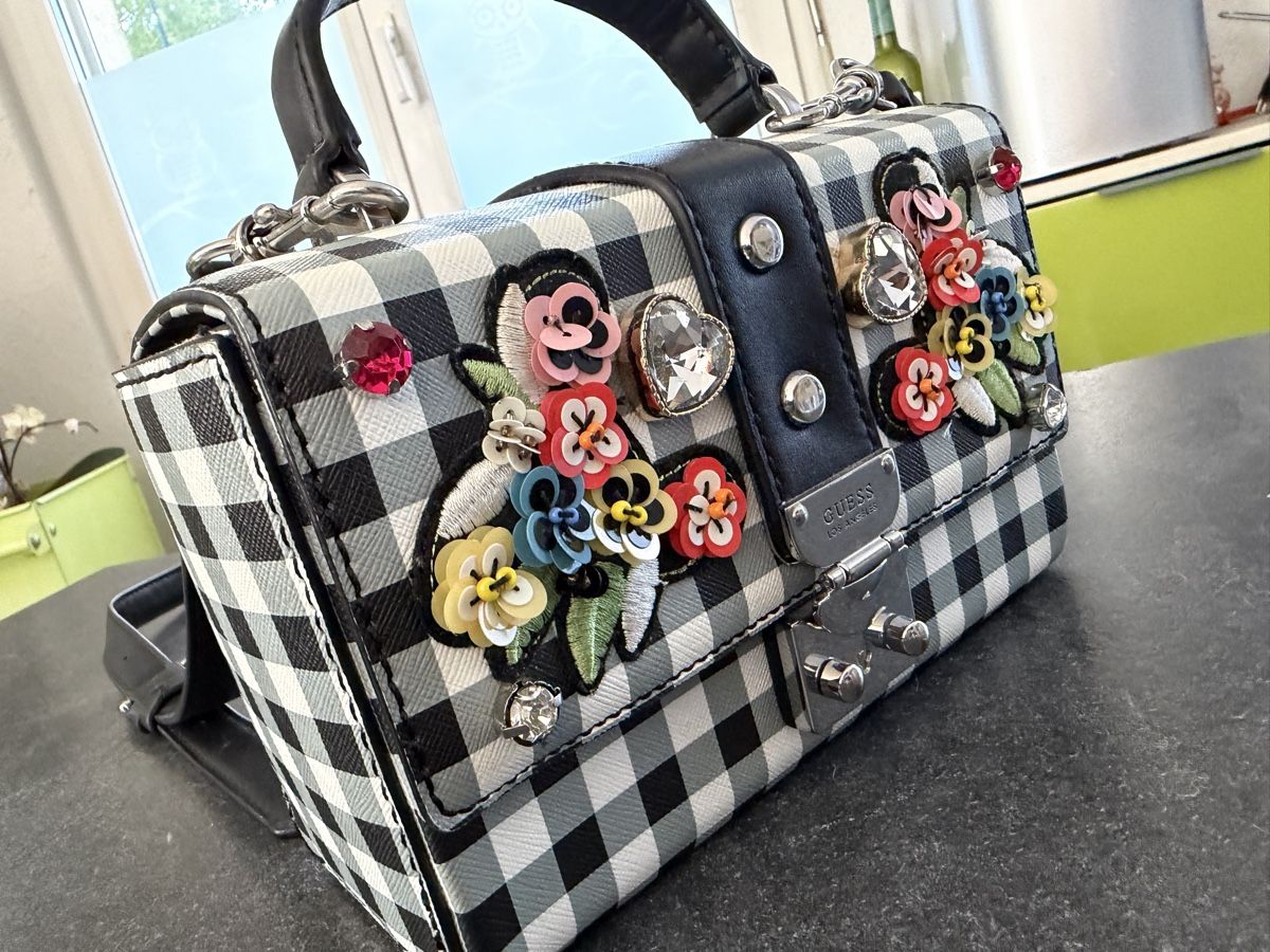Guess Sacs femmes: Sac à main Guess à carreaux – D'occasion à Granges VS par Oliviaaaaaa 1