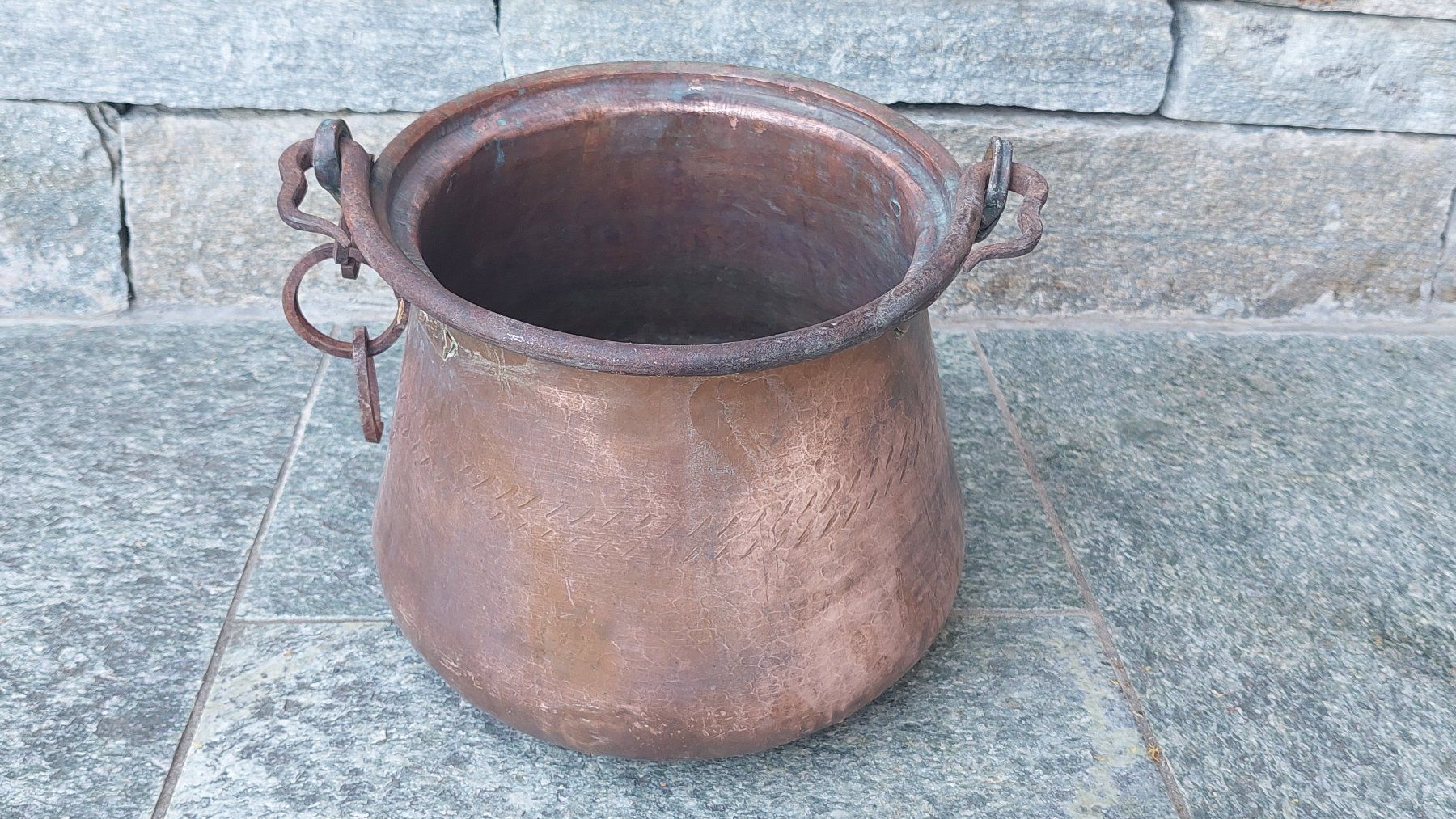 Pentole: Antiker Kupfertopf, Kupferkessel, ca. 27 cm Durchmesser – Usato da Muri b. Bern venduto da Spassholz 1