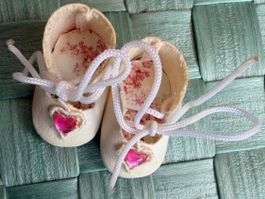 1 Paar Puppenschuhe mit Herz für kleine Puppen, Sohle 3,2 cm