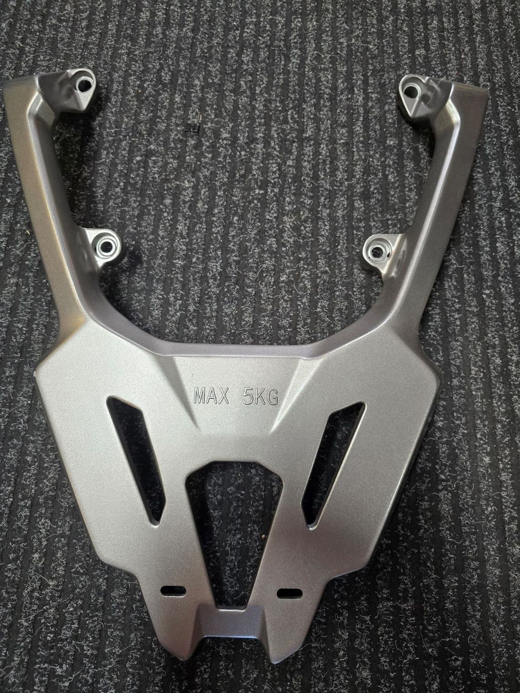 Sym Tutti pezzi di ricambio per scooter: PORTE BAGAGES SYM ADX 125 – Usato da Yverdon-les-Bains venduto da MotoFactory. 3