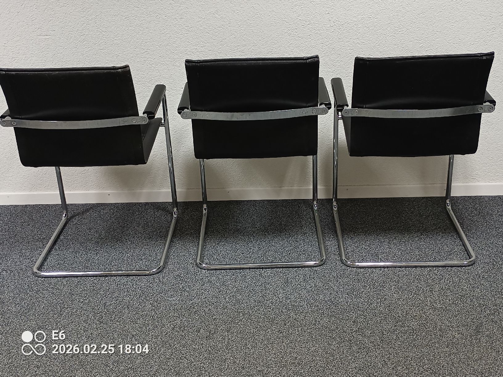 Sedie: 3 Lederstühle mit Armlehne – Usato da Zürich venduto da Mitzi6 1