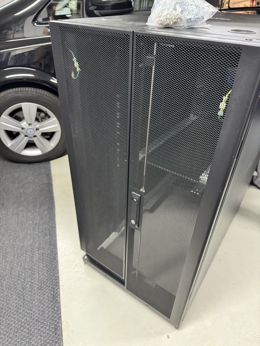 Apc Racks & Cavalletti: APC NetShelter SX 24U Server Rack – Usato da Winterberg ZH venduto da Motti5 7