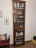 Vitrine aus Holz mit Glastüren und Inhalt
