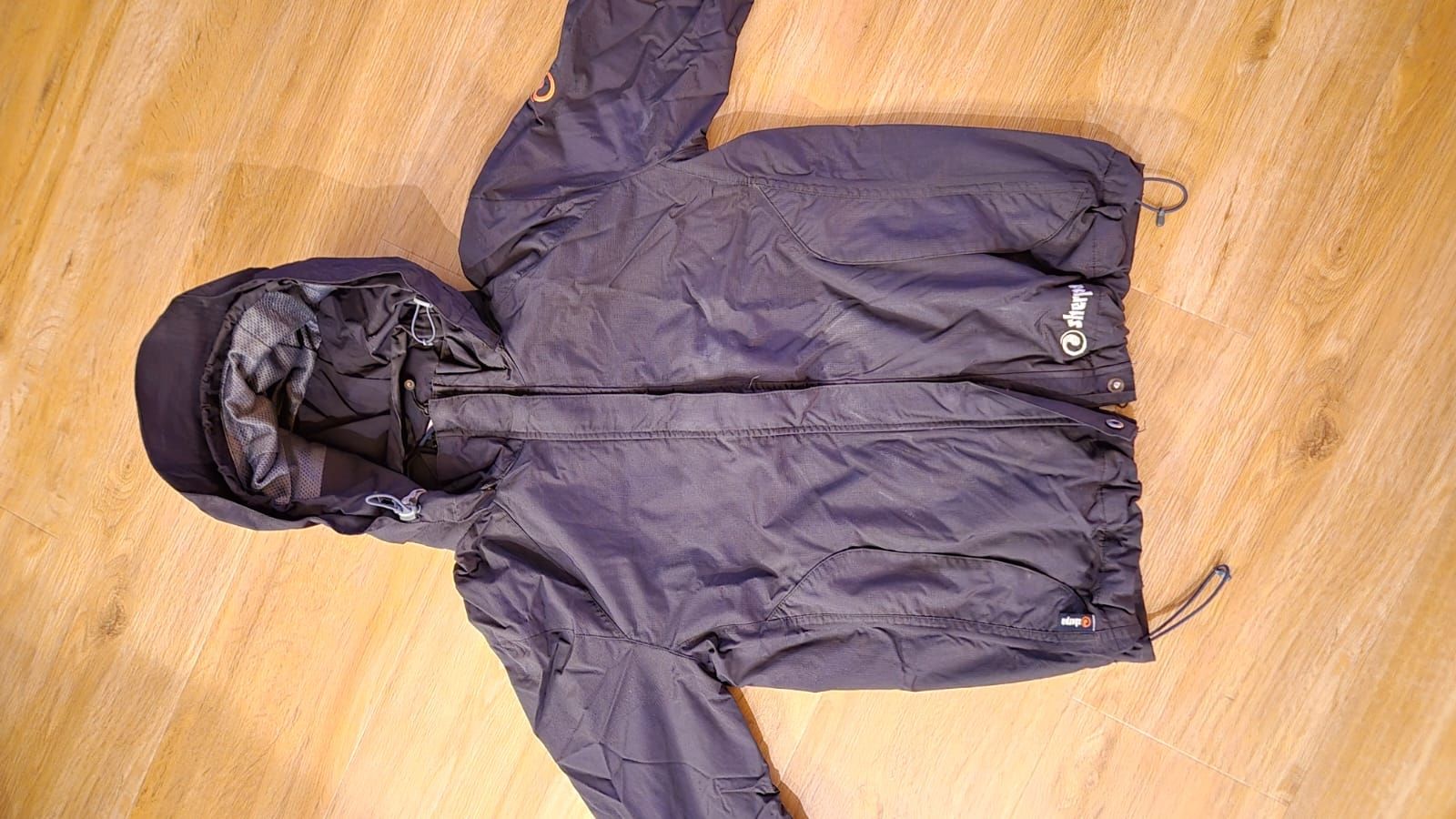 Sherpa Jacken: Sherpa Damen Jacke schwarz  – Gebraucht aus Edlibach von ar-schreinerei