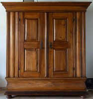 Antiker Schrank aus Nussbaum (18th)