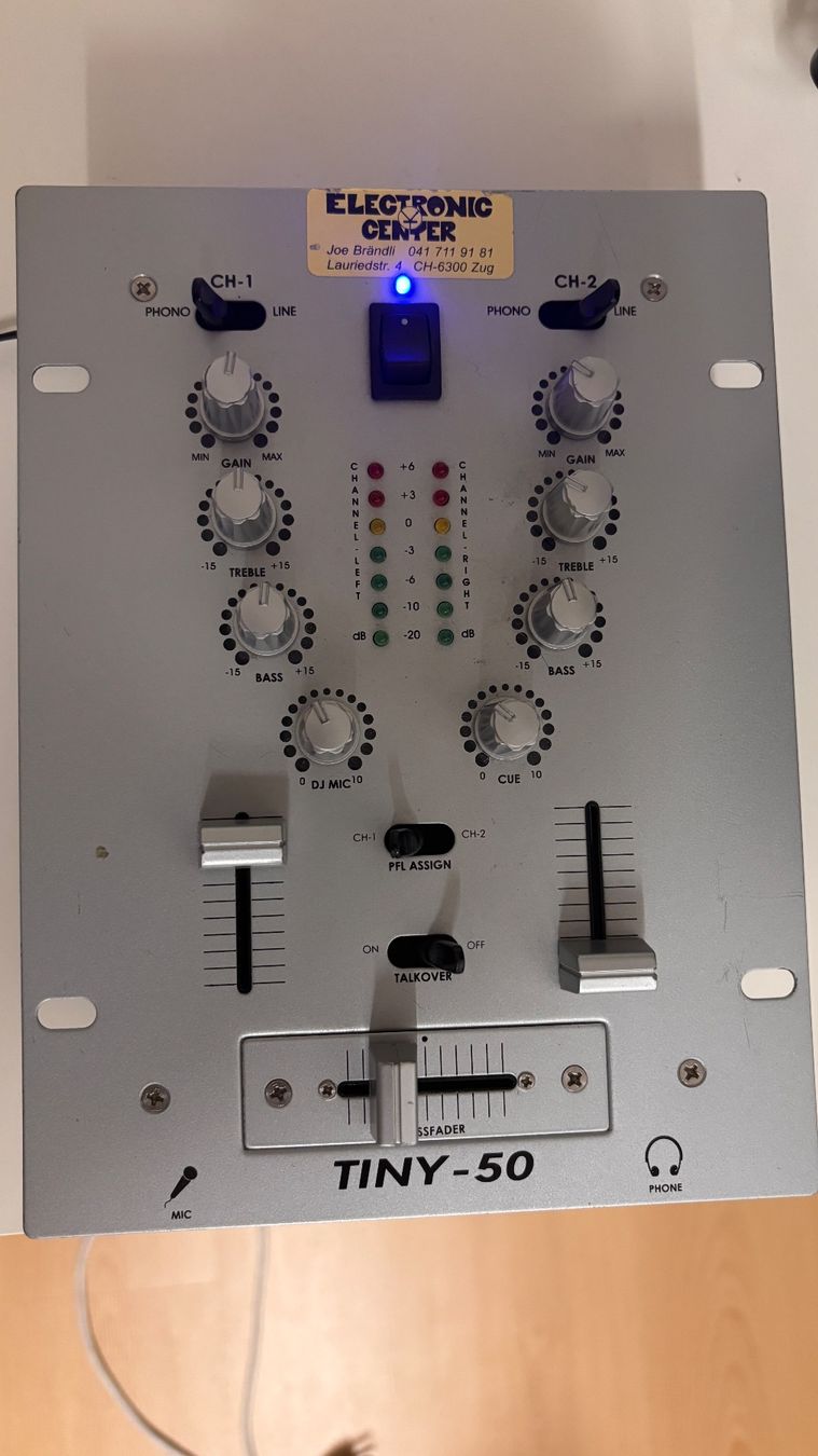 Platines de mixage: Mischpult TINY-50, 2-Kanal, Phono/Line/Mic, analog – D'occasion à Sins par chris8263 3