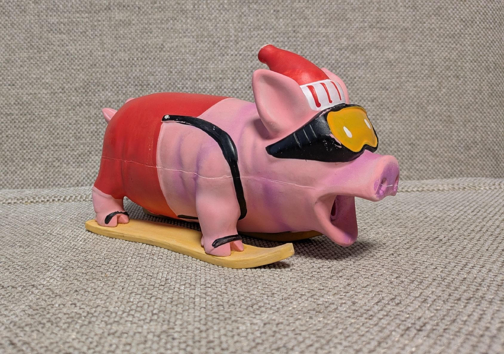 Jouets: Süsses Deko-Schwein das quietscht mit Skihelm & Brille, – D'occasion à Randa par est_m9n9