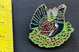 Rebhuhn mit Jungem/ Pin, limitierte Auflage