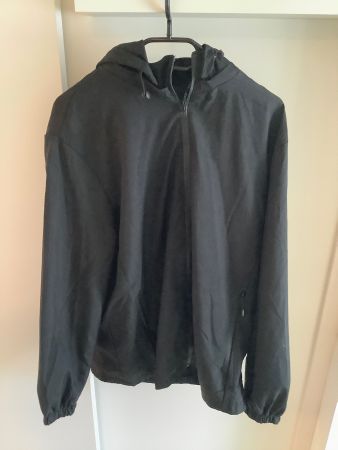 Schwarze leichte Jacke mit Kapuze Grösse L