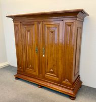 Antiker Barock Schrank aus Nussbaum Massiv