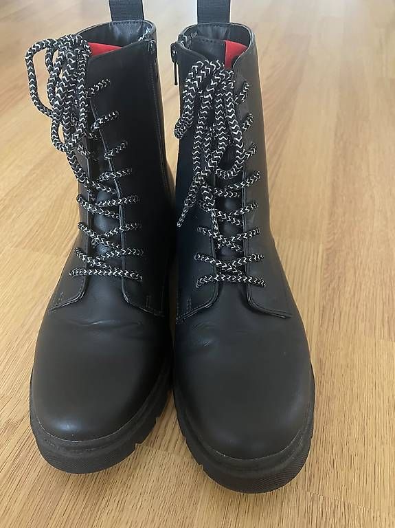 Scarpe da uomo: Disney Mickey Mouse Boots schwarz Größe 42 – Usato da Delemont venduto da Mellax75 1