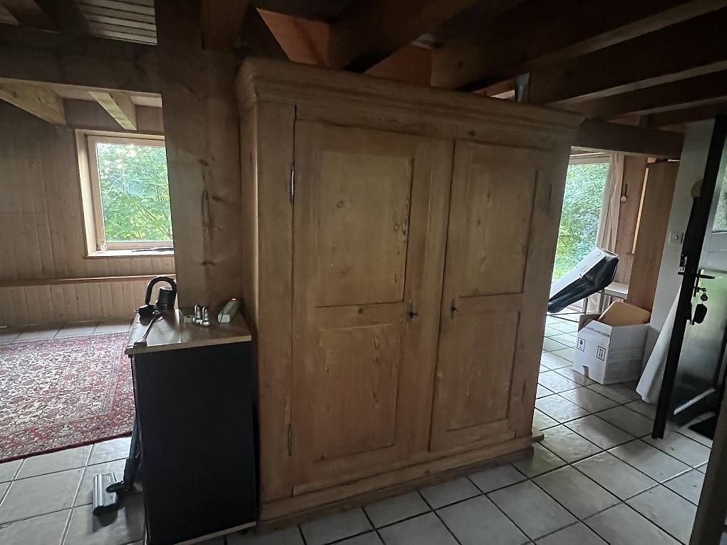 Schränke: Alter Kleiderschrank – Gebraucht aus Sevelen von Pbr0