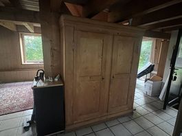 Alter Kleiderschrank