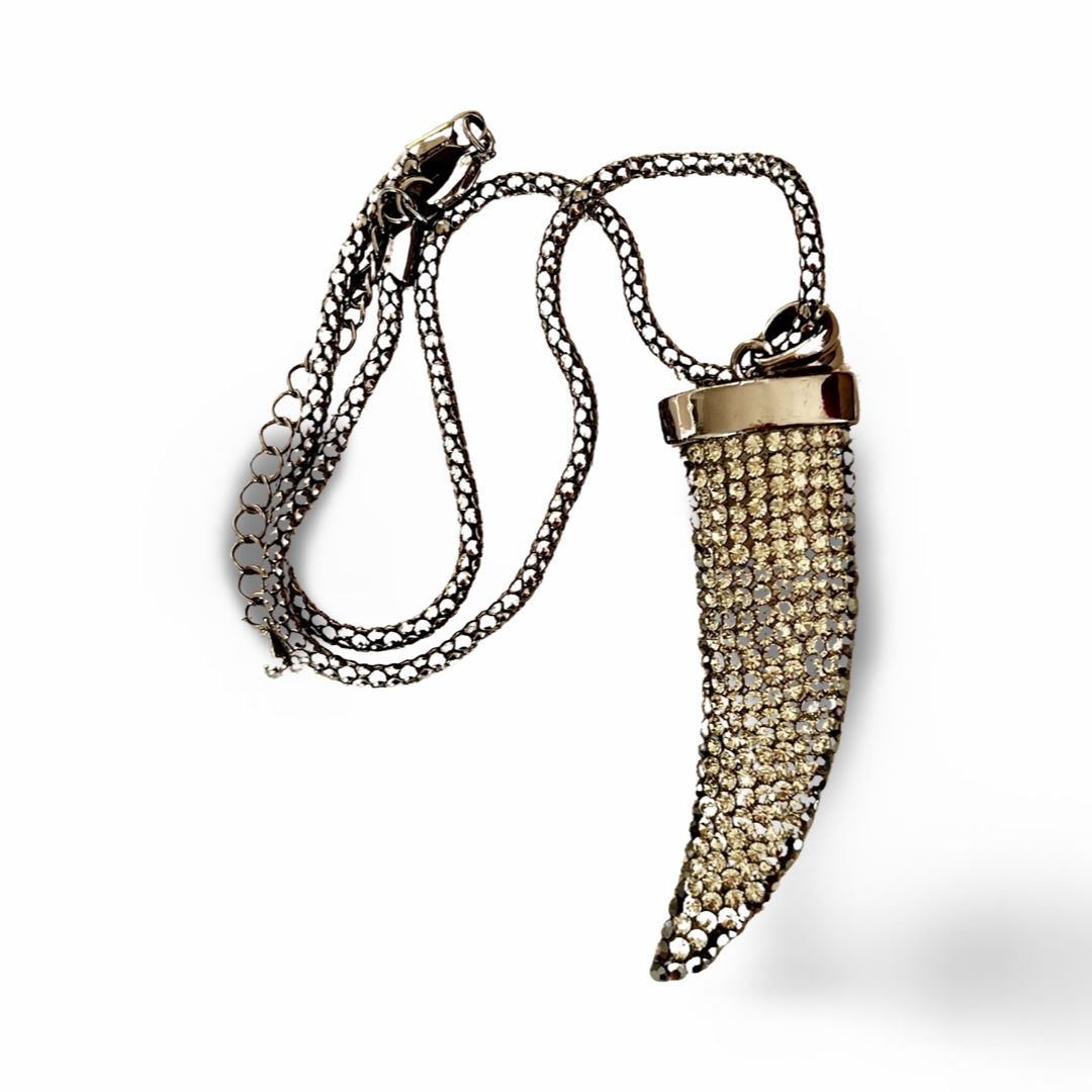 Catenine: Glitzerstein Kette mit Anhänger in Zahnform – Nuovo (secondo la descrizione) da St. Gallen venduto da Mokki2014 1