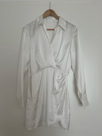 Neues, elegantes, weisses Minikleid, Gr. S - Top Zustand!