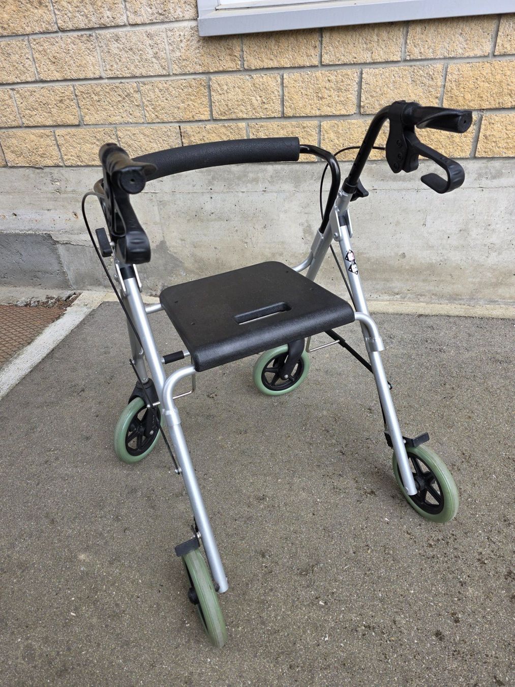 Ausili per la deambulazione: leichter stabiler Rollator mit Sitzfläche faltbar B+B RL 120 – Usato da Walterswil BE venduto da Lonitti 1
