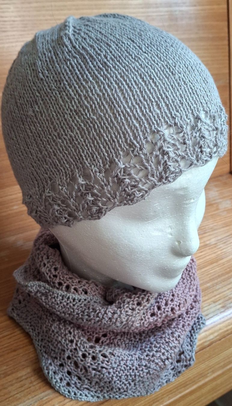 Foulard & Sciarpe: Loop Möbius und Mütze handgestrickt, Set 1   NEU – Nuovo (secondo la descrizione) da Langenthal venduto da Handstrick